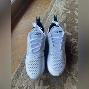 NEVER WORN NIKE AIR270